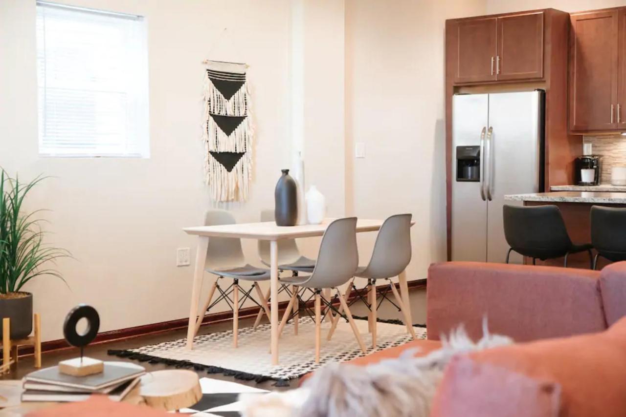 2Br Airy & Tidy Apt With Free Covered Parking - Central Modern Chicago Extérieur photo