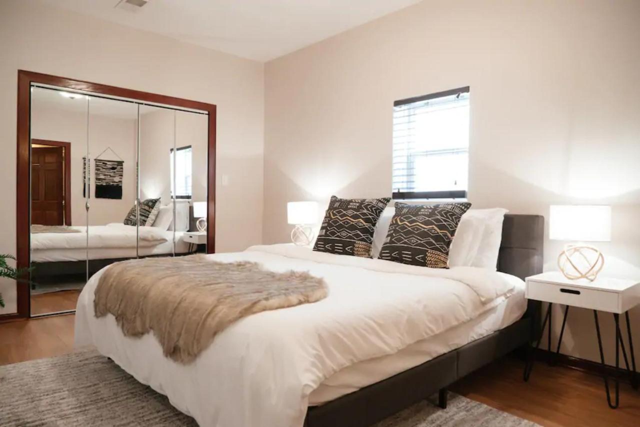2Br Airy & Tidy Apt With Free Covered Parking - Central Modern Chicago Extérieur photo