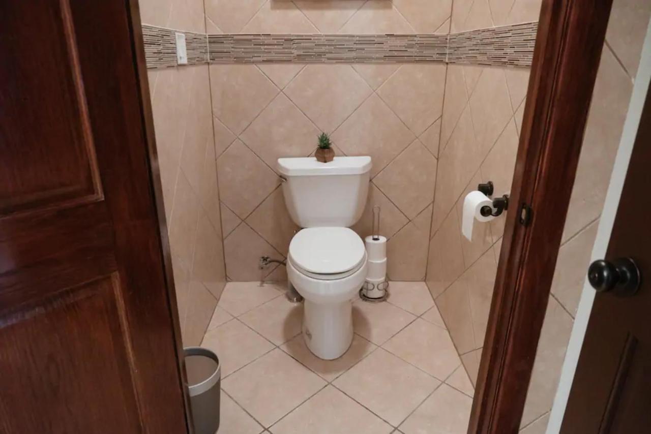 2Br Airy & Tidy Apt With Free Covered Parking - Central Modern Chicago Extérieur photo