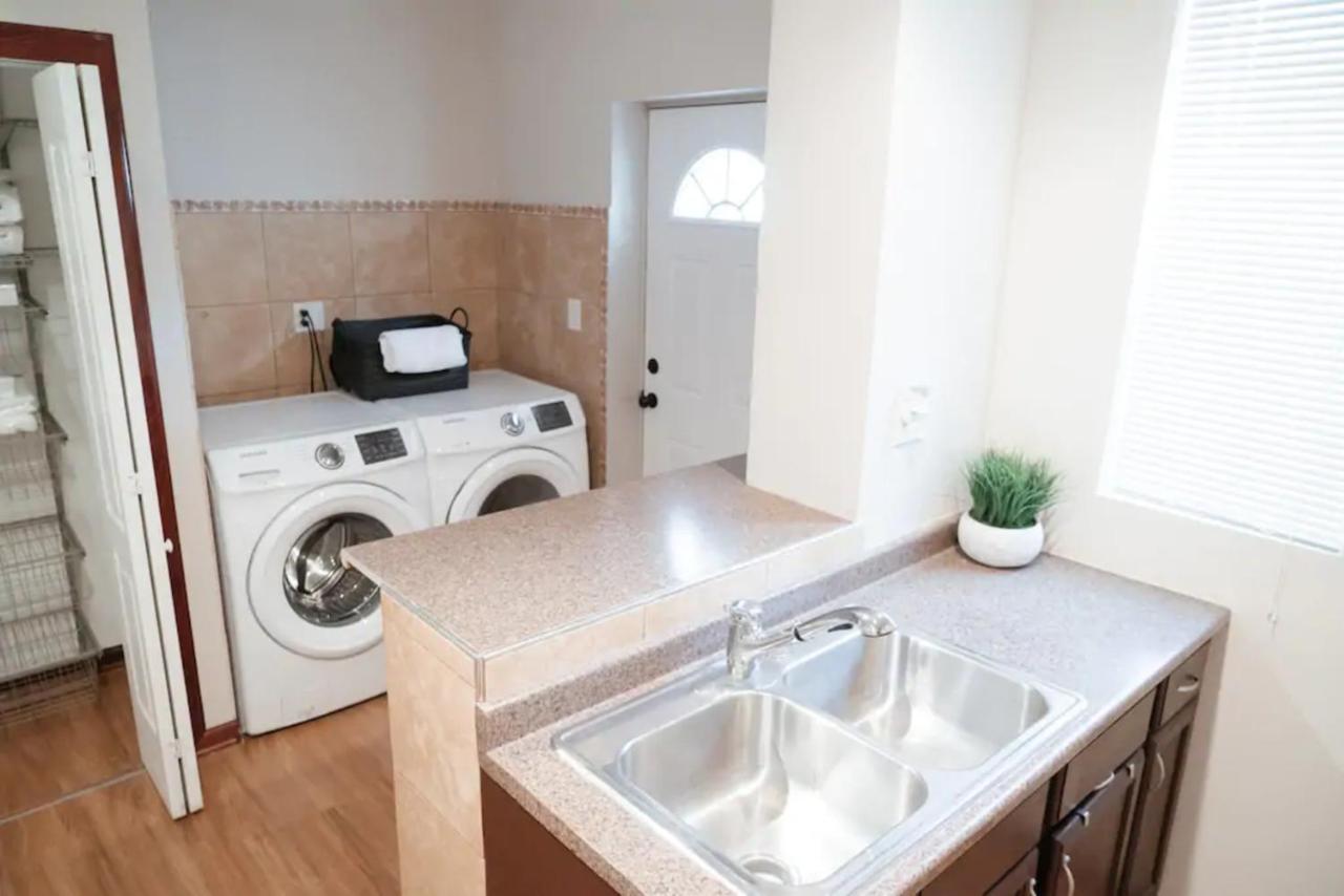 2Br Airy & Tidy Apt With Free Covered Parking - Central Modern Chicago Extérieur photo
